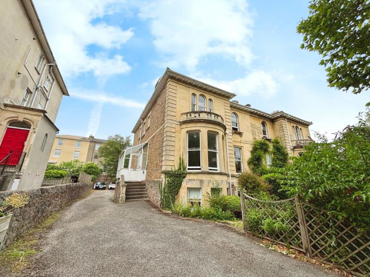 Flat Westfield Park in Bristol