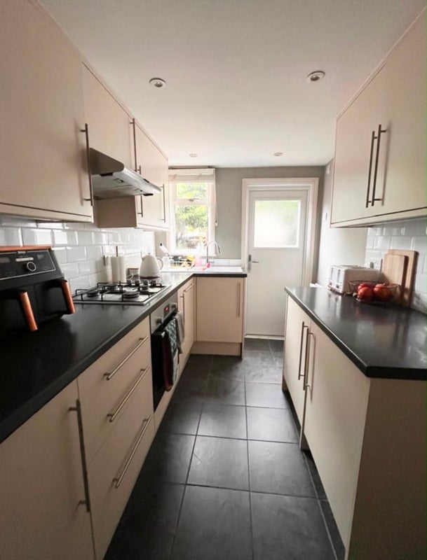 Room Gambole Road in Greater London