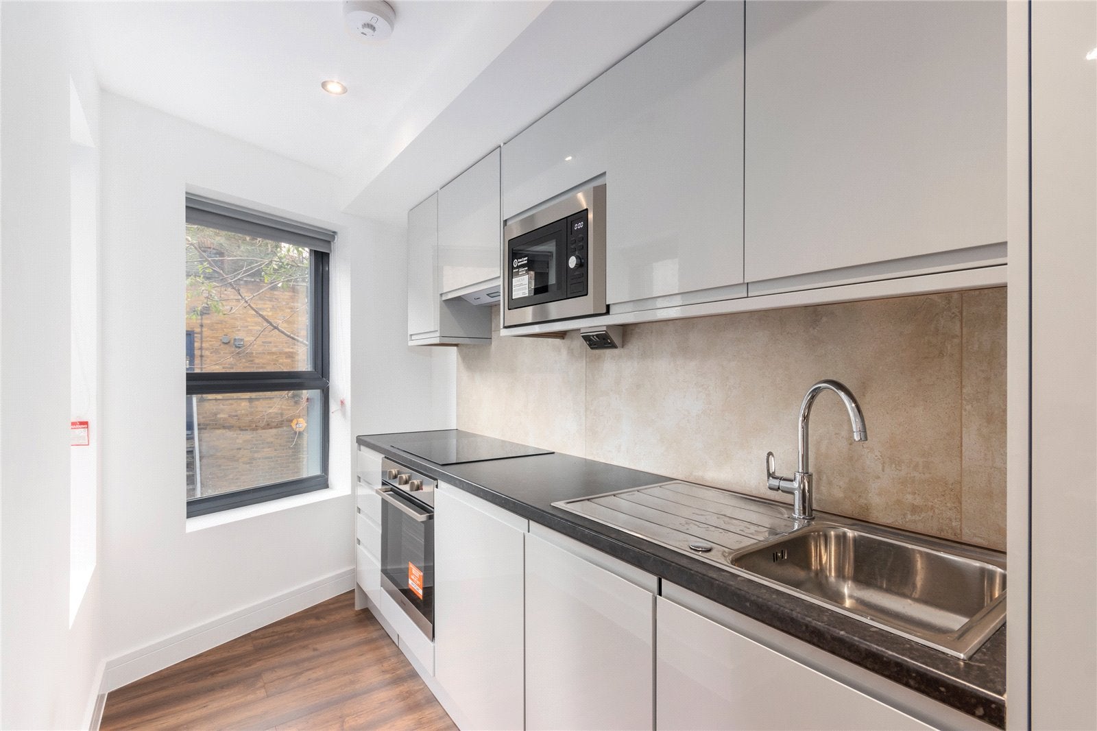 Flat Pirbright Road in Greater London