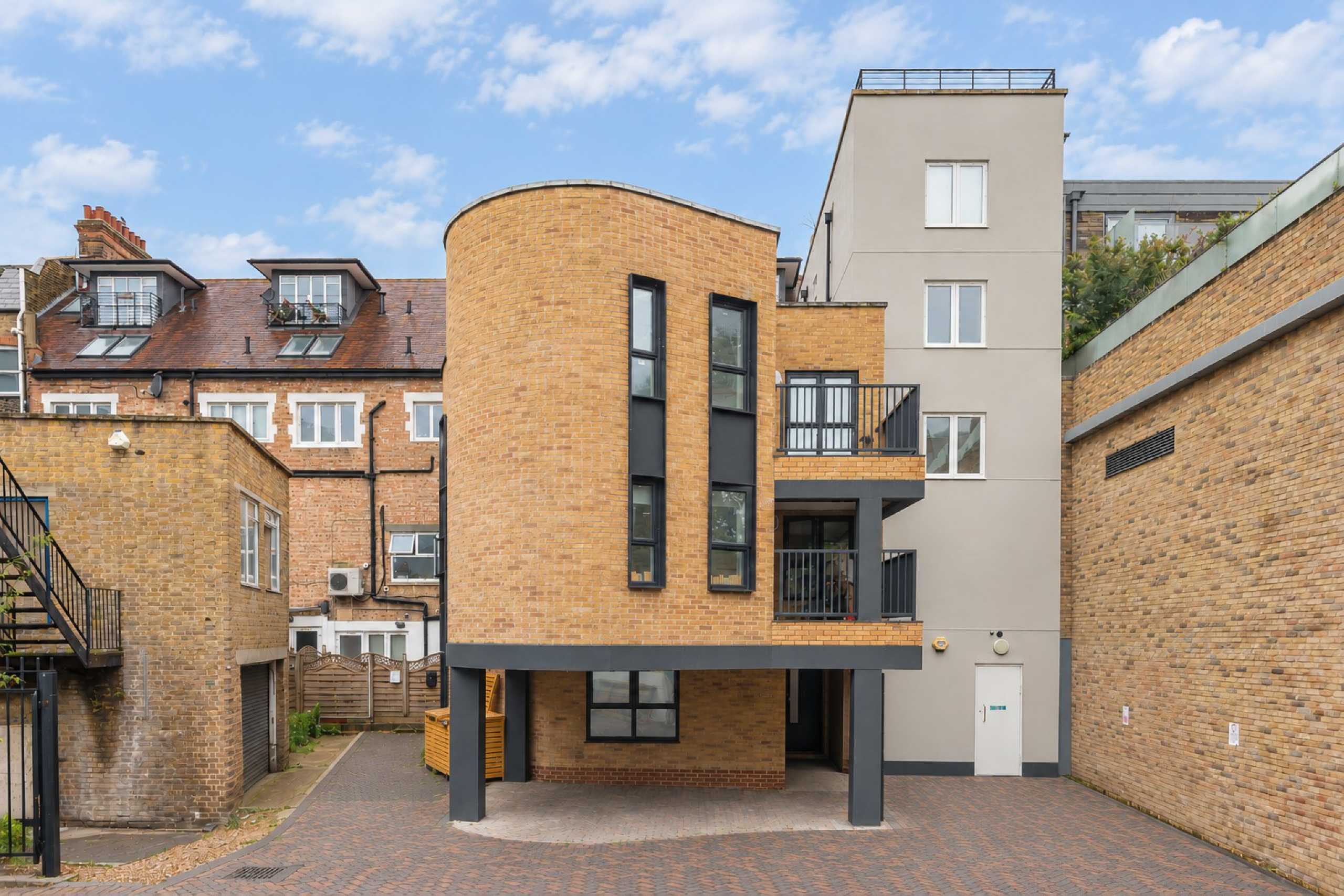Flat Pirbright Road in Greater London