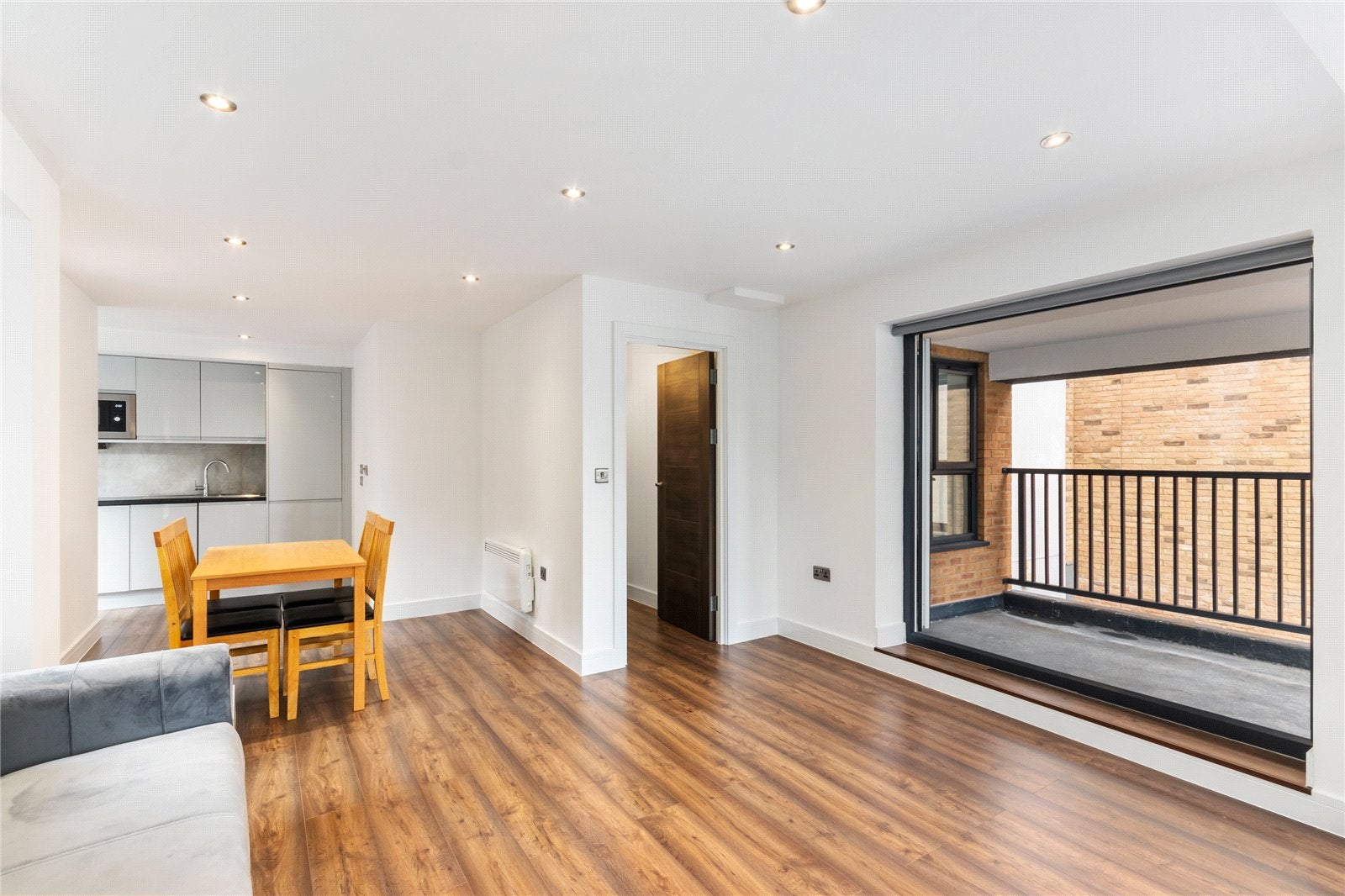 Flat Pirbright Road in Greater London