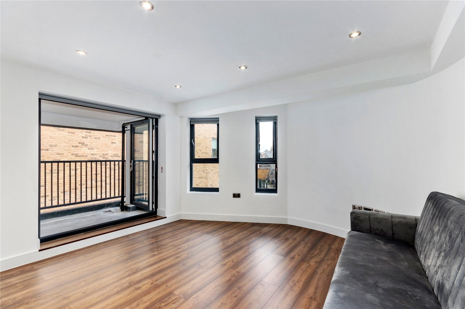 Flat Pirbright Road in Greater London