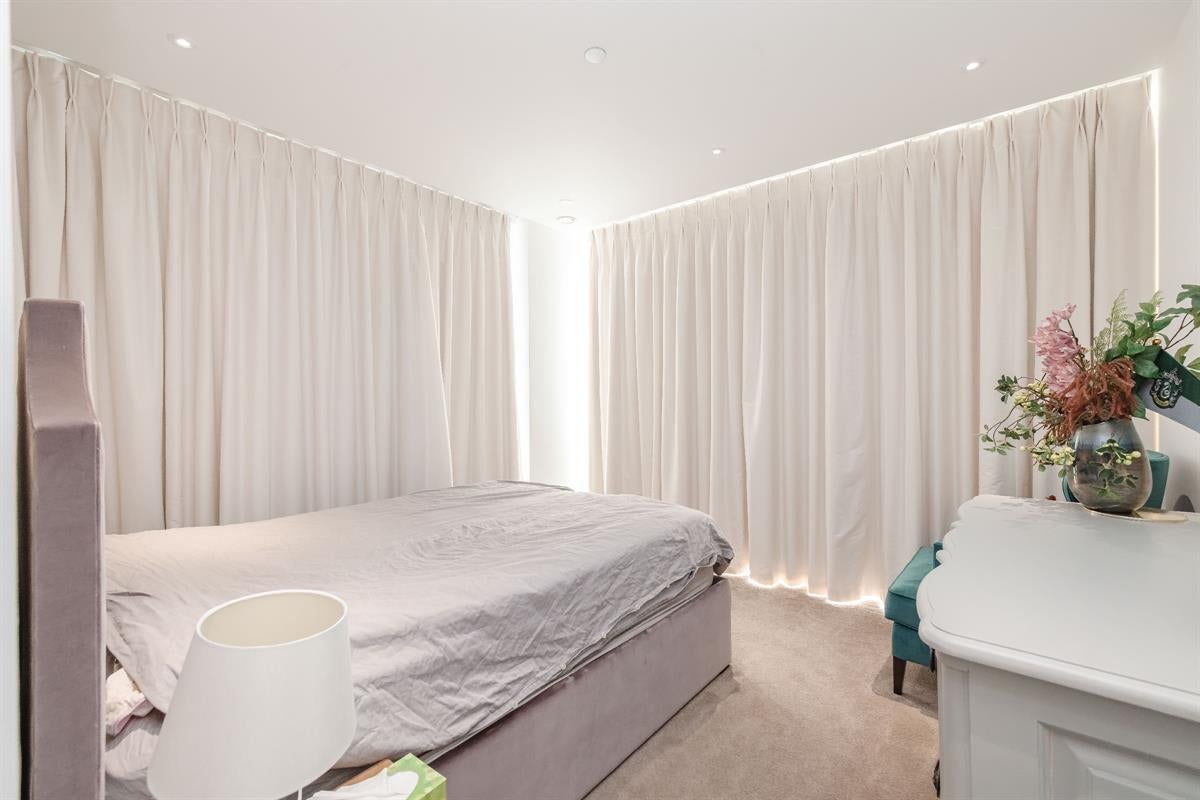 Flat Piazza Walk in Greater London
