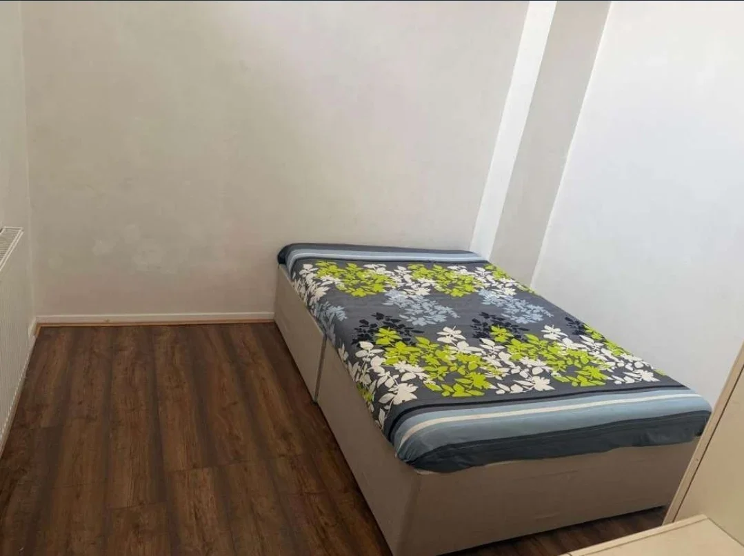 Room Mansfield Road in Greater London