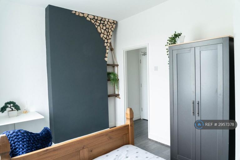 Room Hughes Street in Burnley