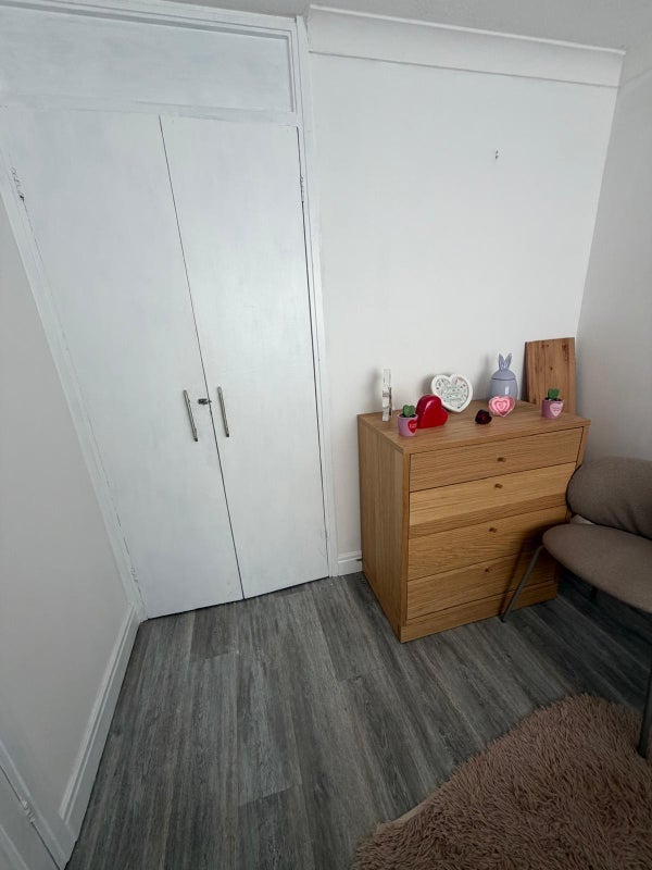 Room Circle Way West in Cardiff
