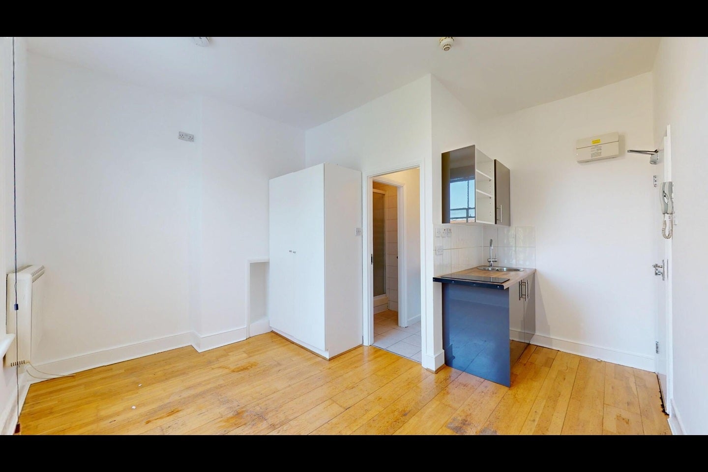 Flat Burton Road in Greater London