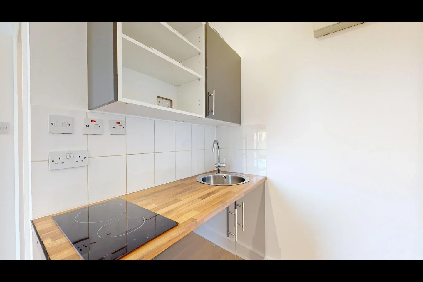 Flat Burton Road in Greater London