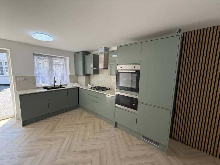 Flat Green Lane in Greater London