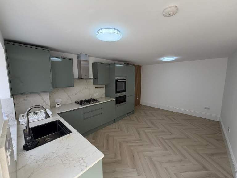 Flat Green Lane in Greater London