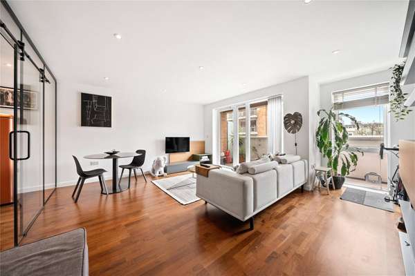 Flat Battersea Park Road in Greater London