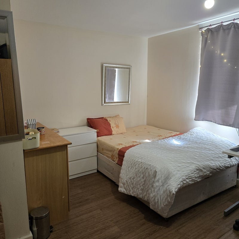 Room Newport Avenue in Greater London