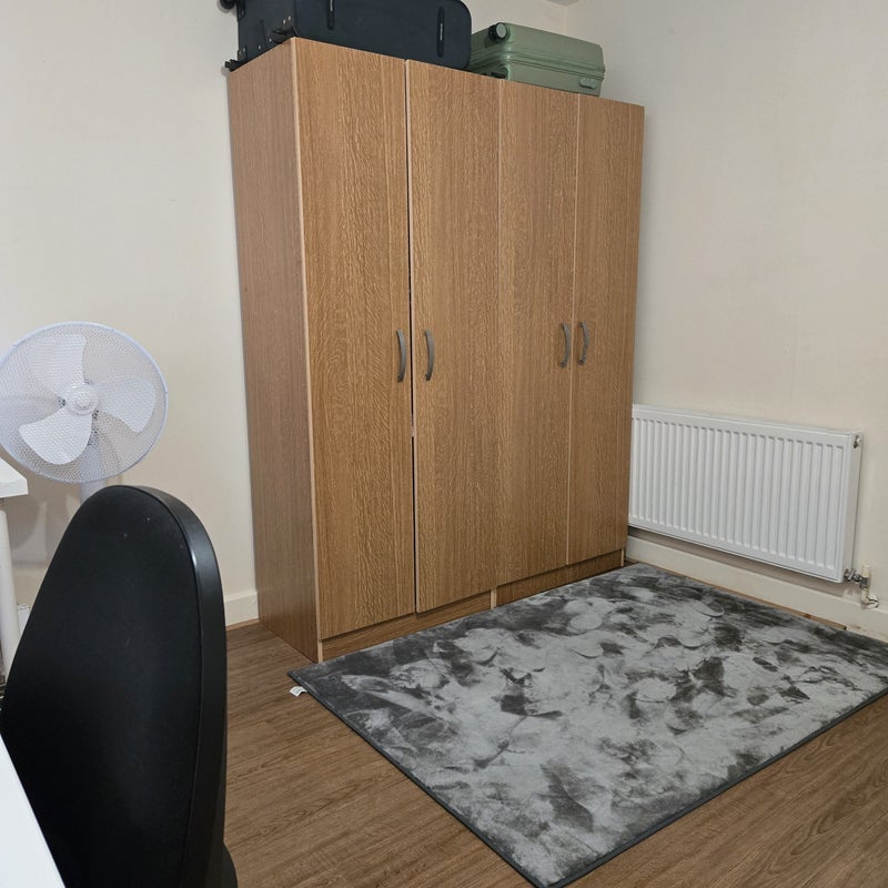 Room Newport Avenue in Greater London