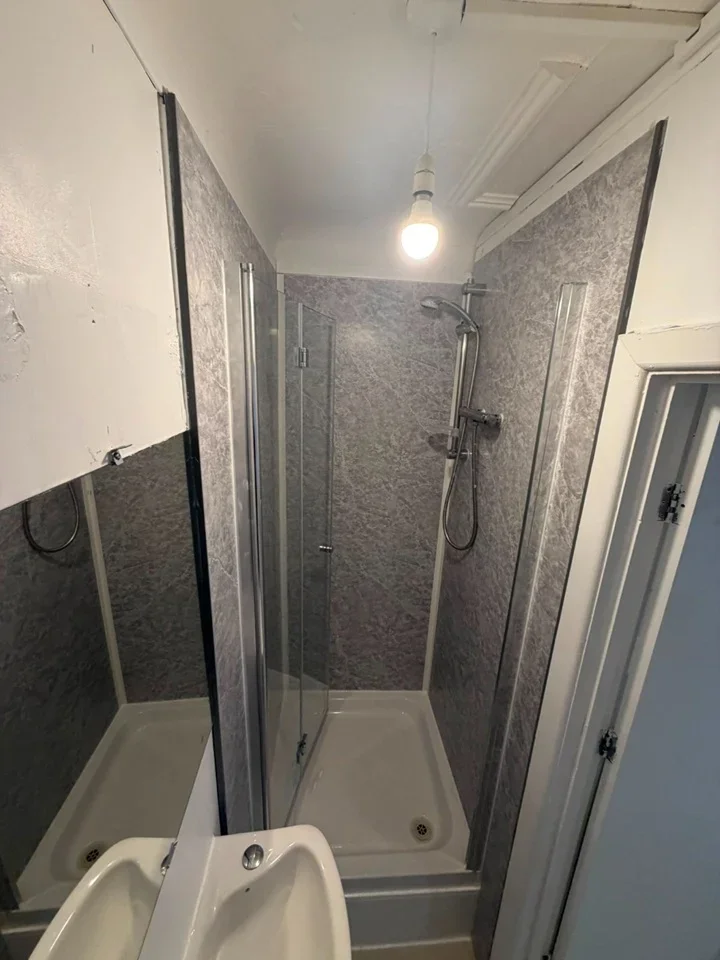 Room Midstrath Road in Greater London