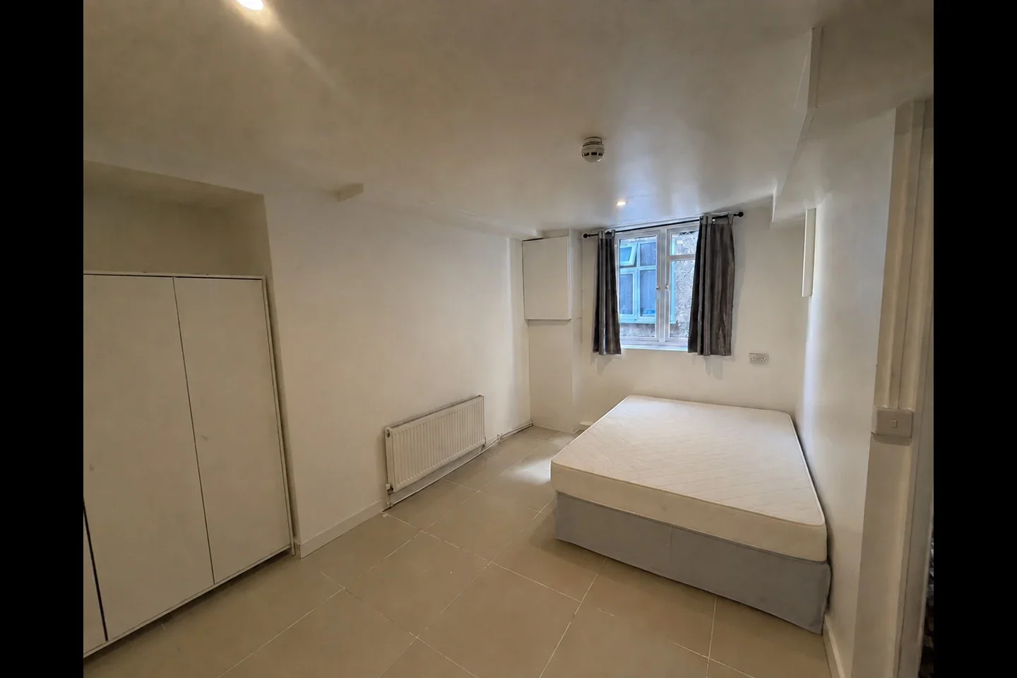 Room Midstrath Road in Greater London