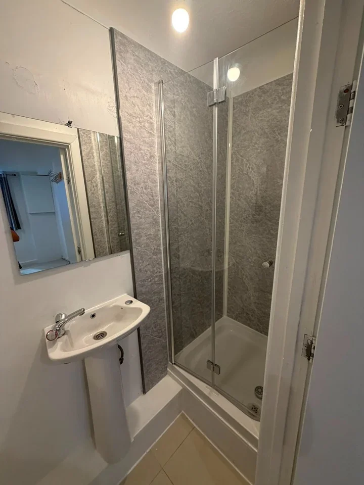 Room Midstrath Road in Greater London