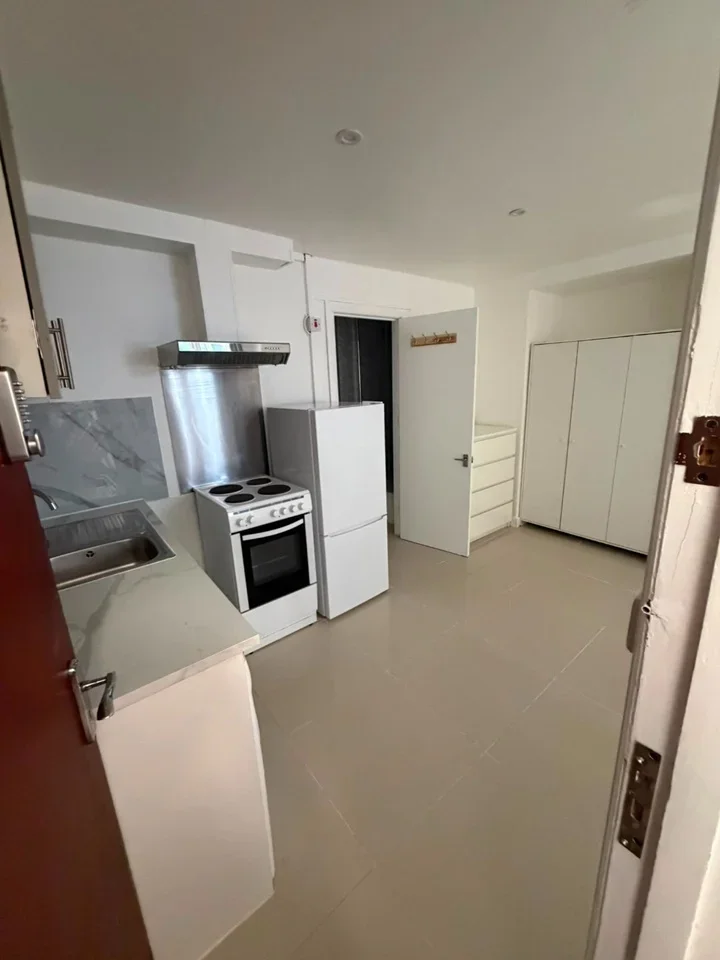 Room Midstrath Road in Greater London