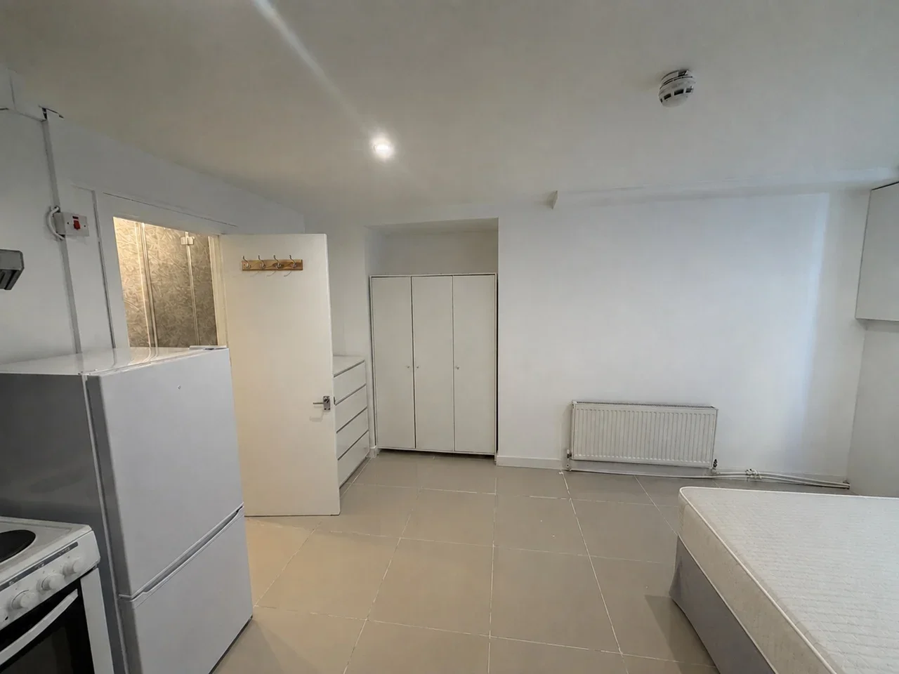 Room Midstrath Road in Greater London