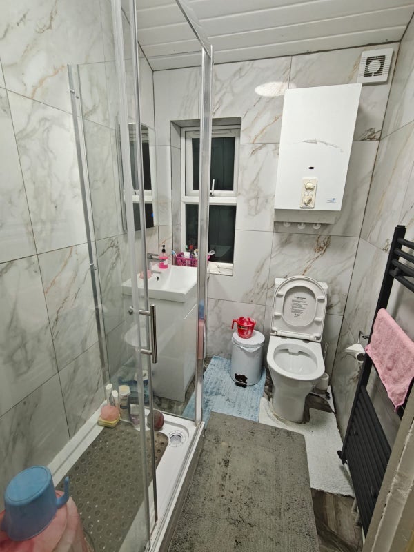 Room Cowper Avenue in Greater London