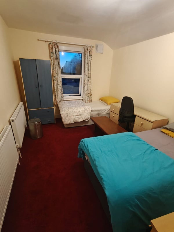 Room Cowper Avenue in Greater London