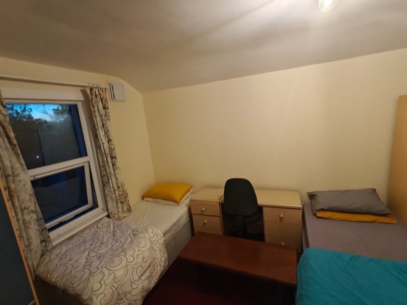 Room Cowper Avenue in Greater London