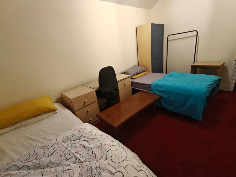 Room Cowper Avenue in Greater London