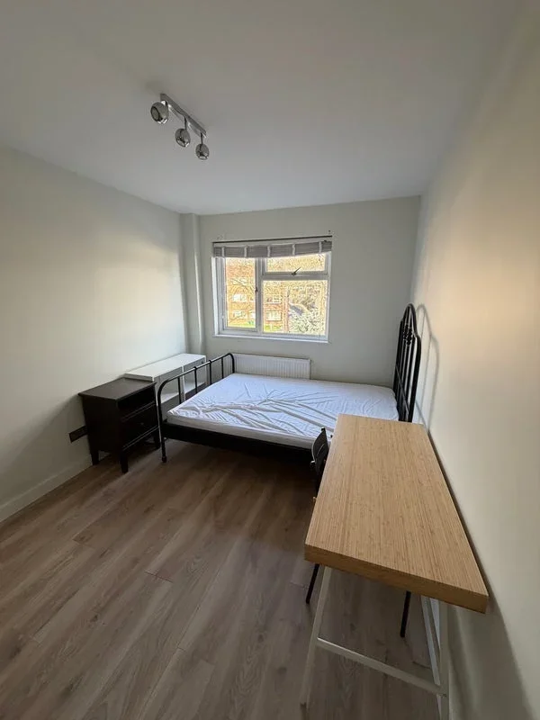 Room Maybank Road in Greater London