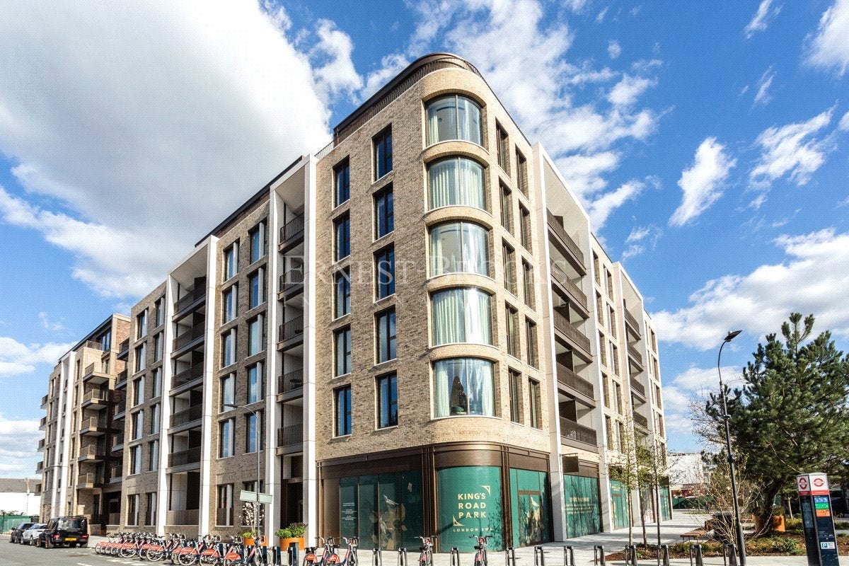 Flat Michael Road in Greater London