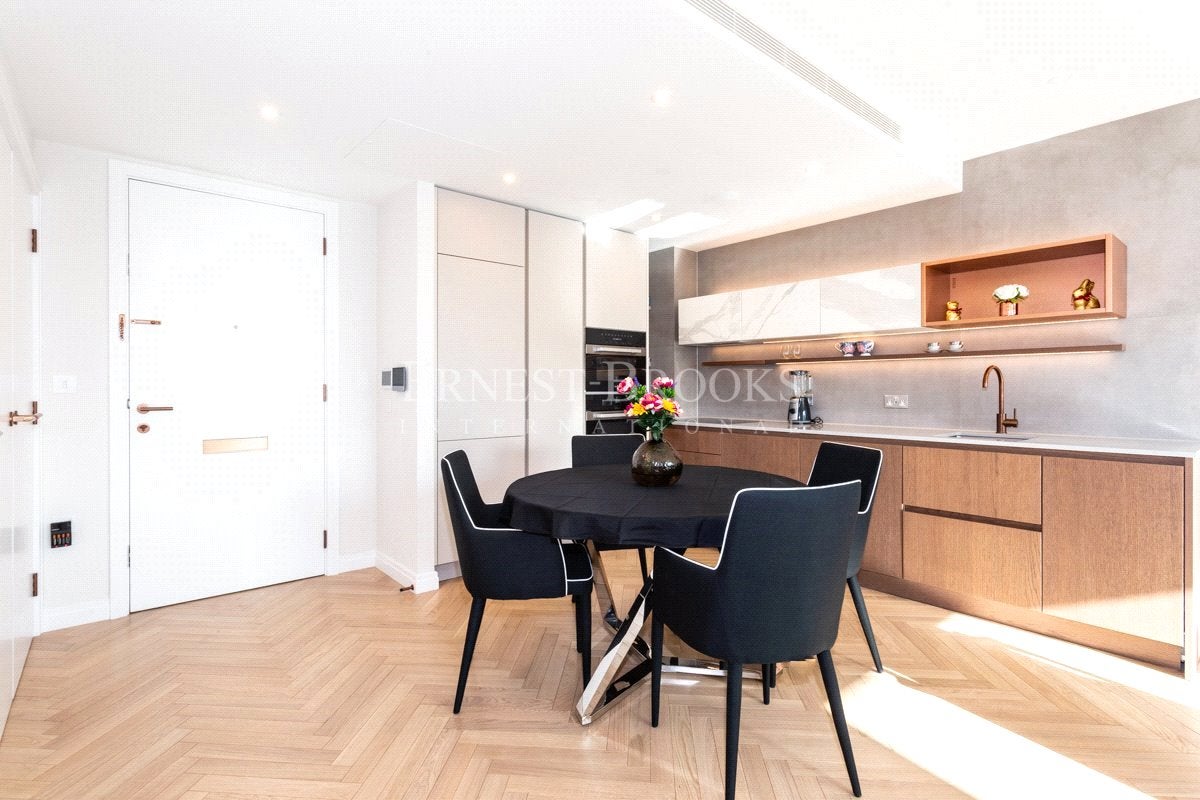 Flat Michael Road in Greater London
