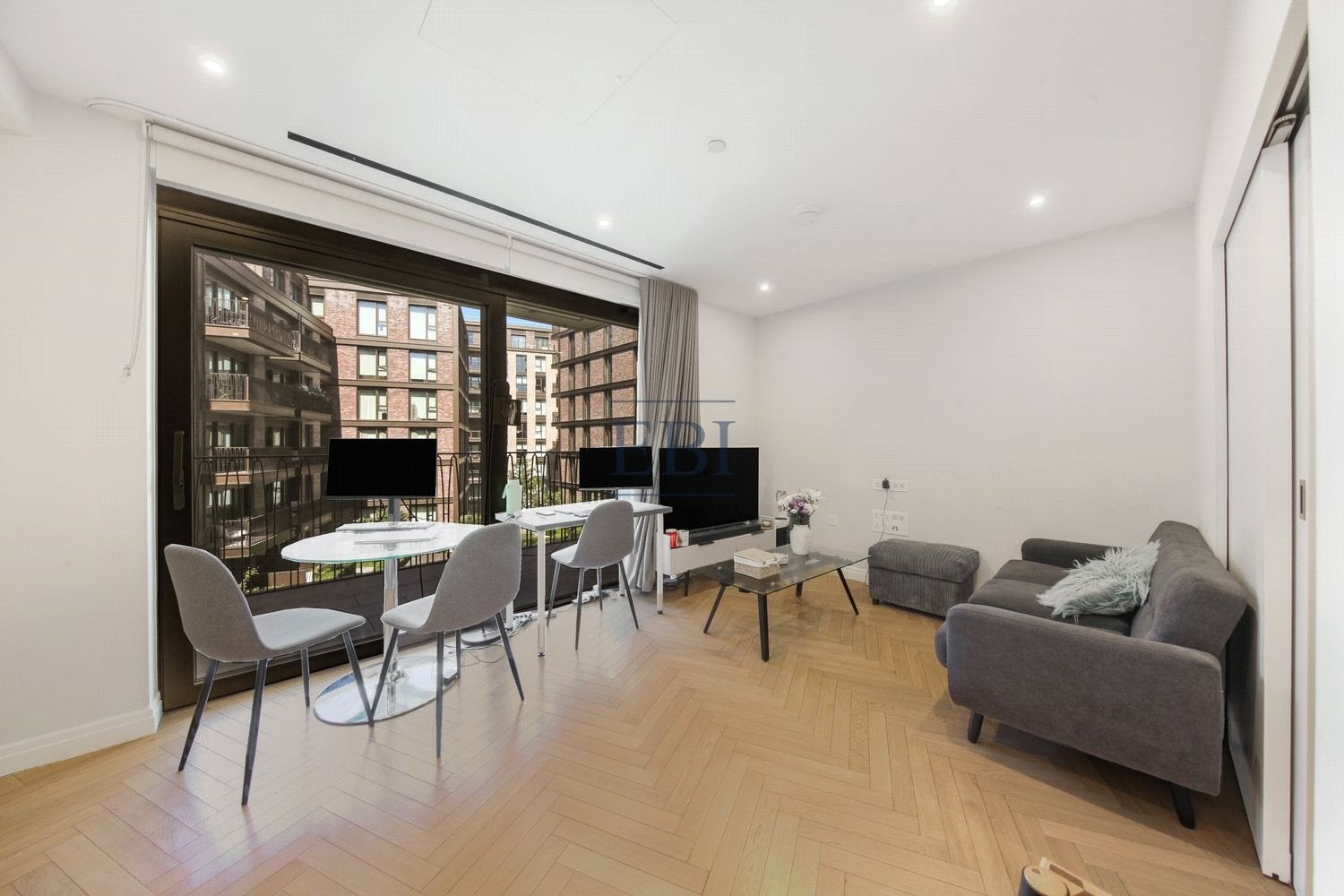 Flat Michael Road in Greater London