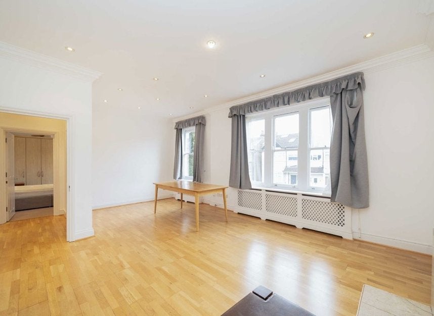 Flat Sunny Gardens Road in Greater London