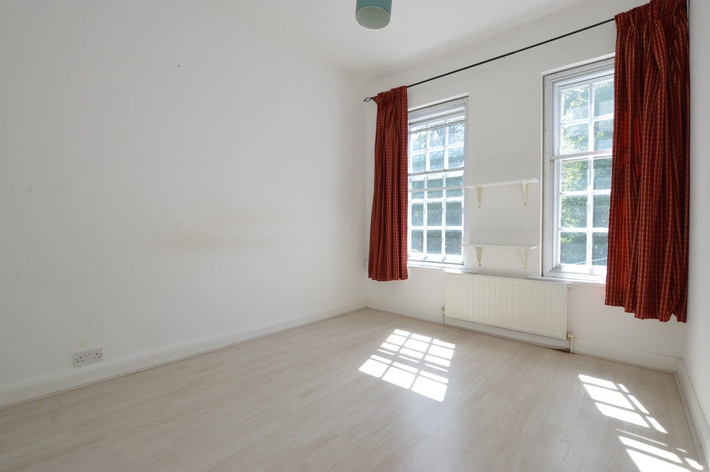 Flat Bell Street in Reigate and Banstead