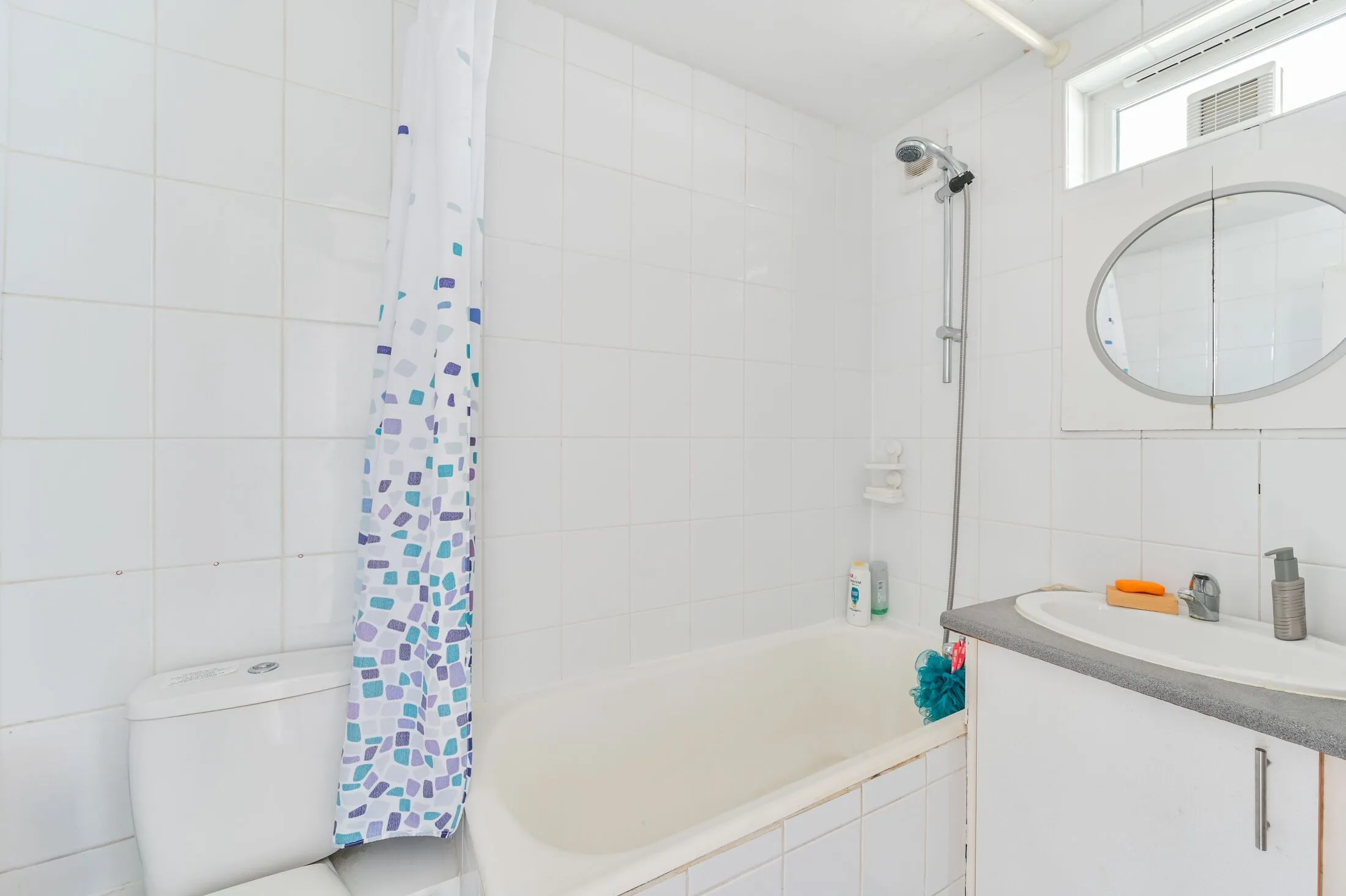 Flat Elspeth Road in Greater London