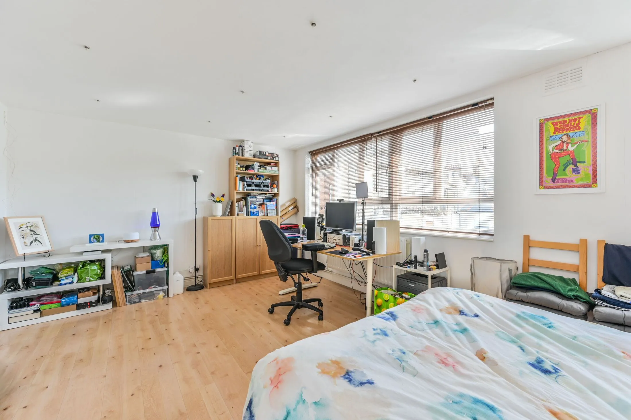 Flat Elspeth Road in Greater London