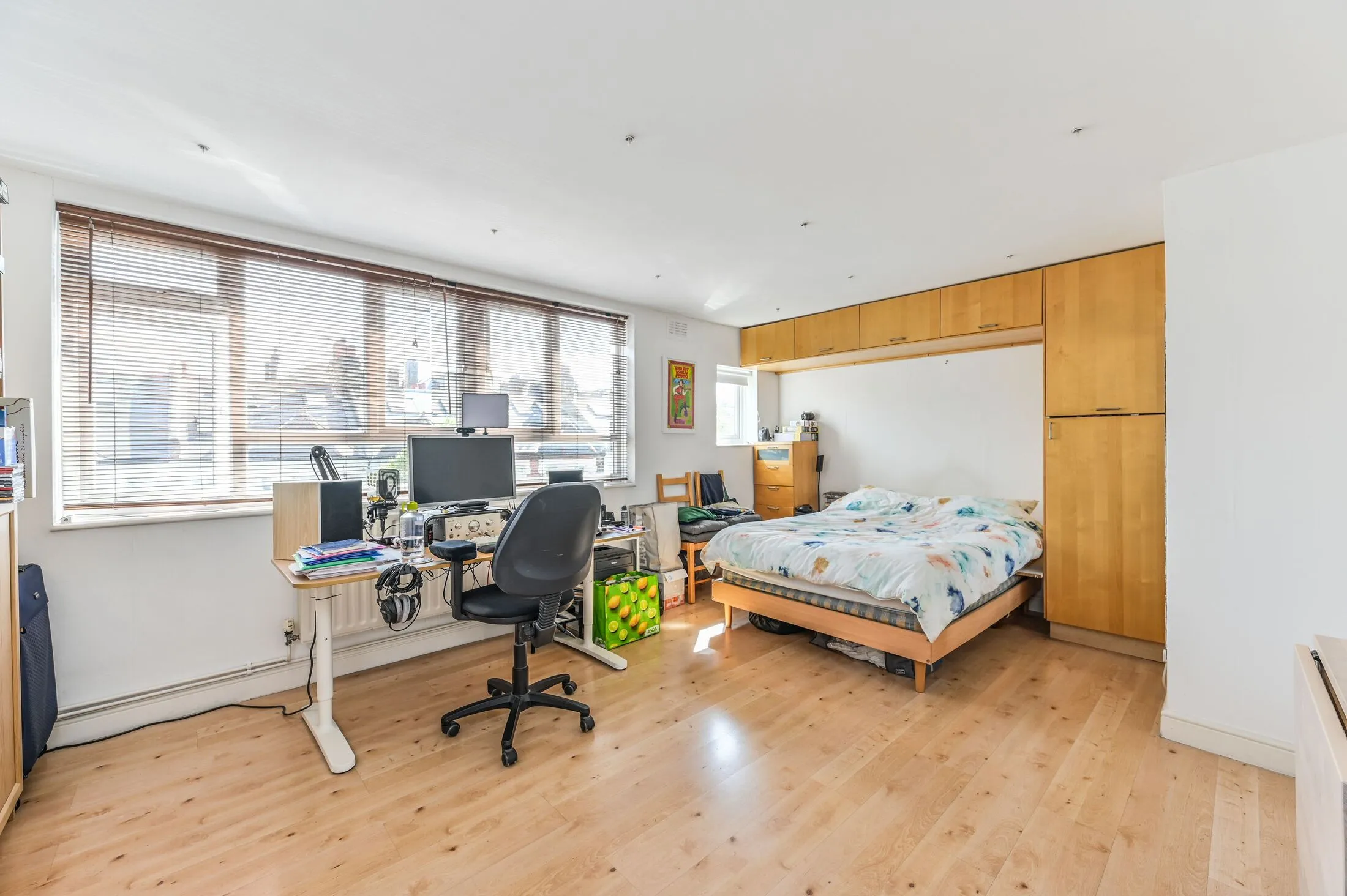 Flat Elspeth Road in Greater London