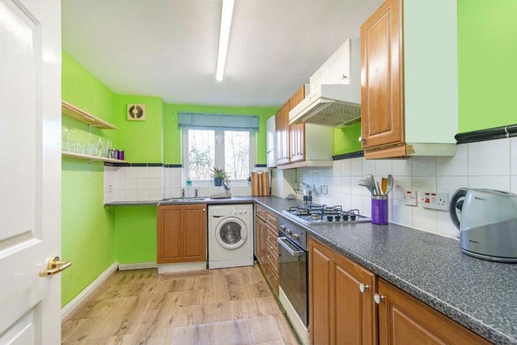 Flat Buxhall Crescent in Greater London