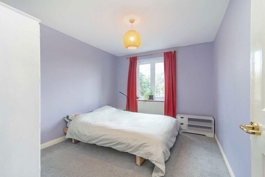 Flat Buxhall Crescent in Greater London