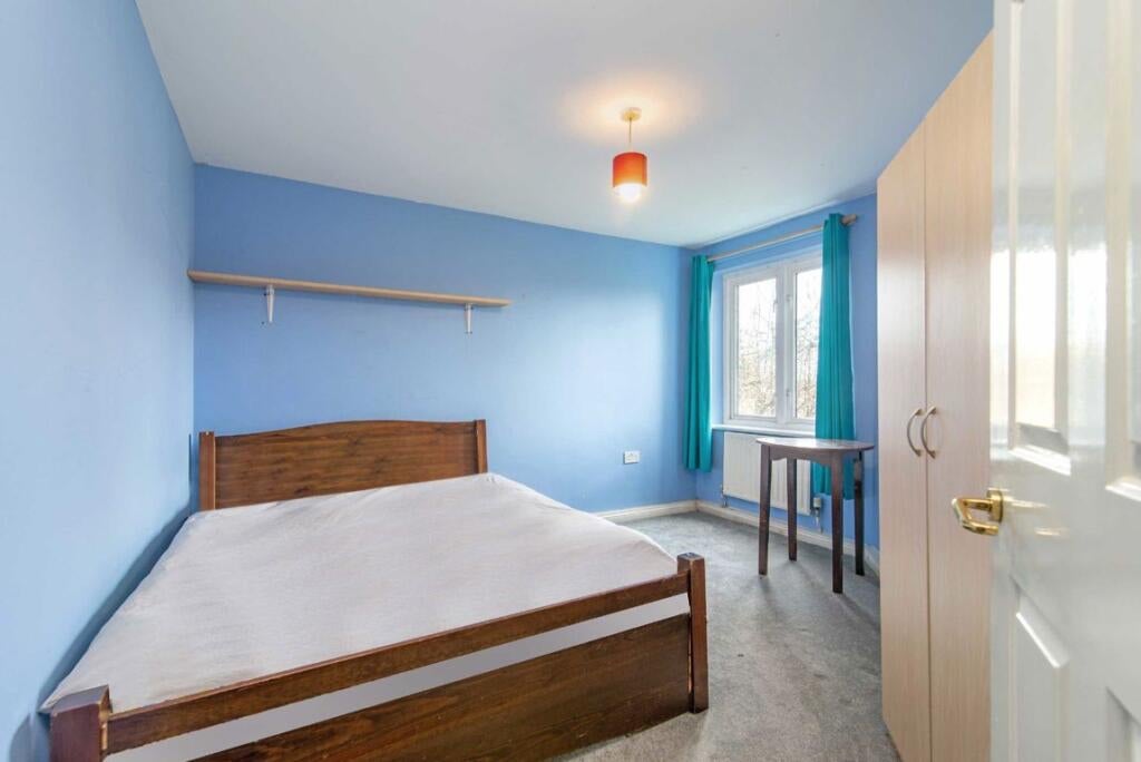 Flat Buxhall Crescent in Greater London
