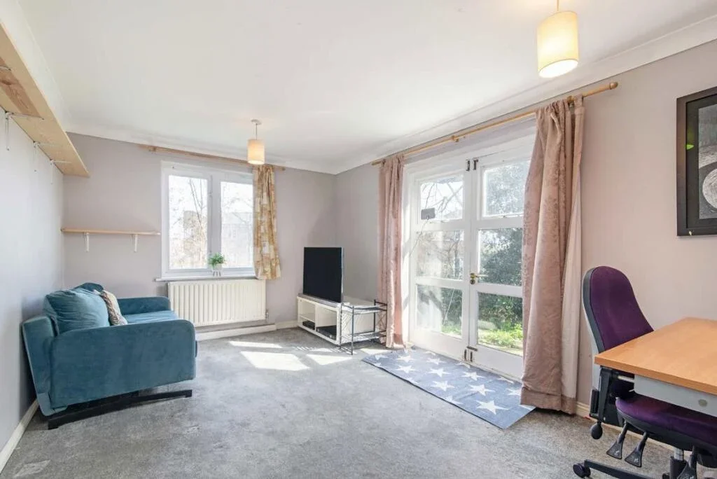 Flat Buxhall Crescent in Greater London