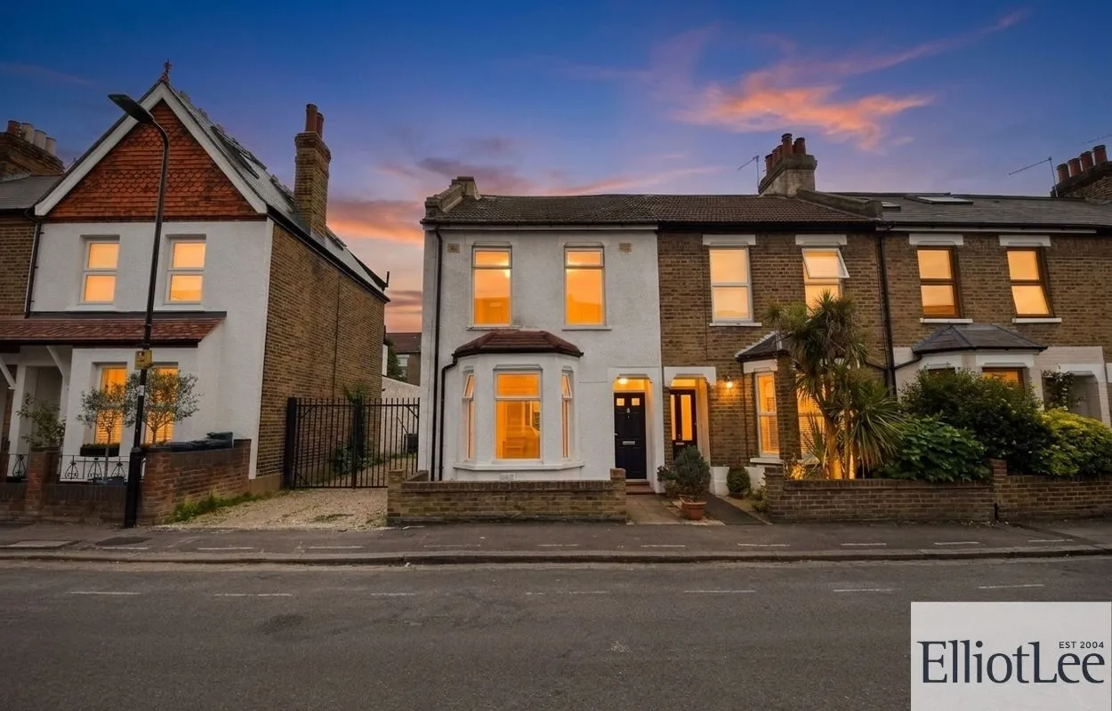 House Oaklands Road in Greater London