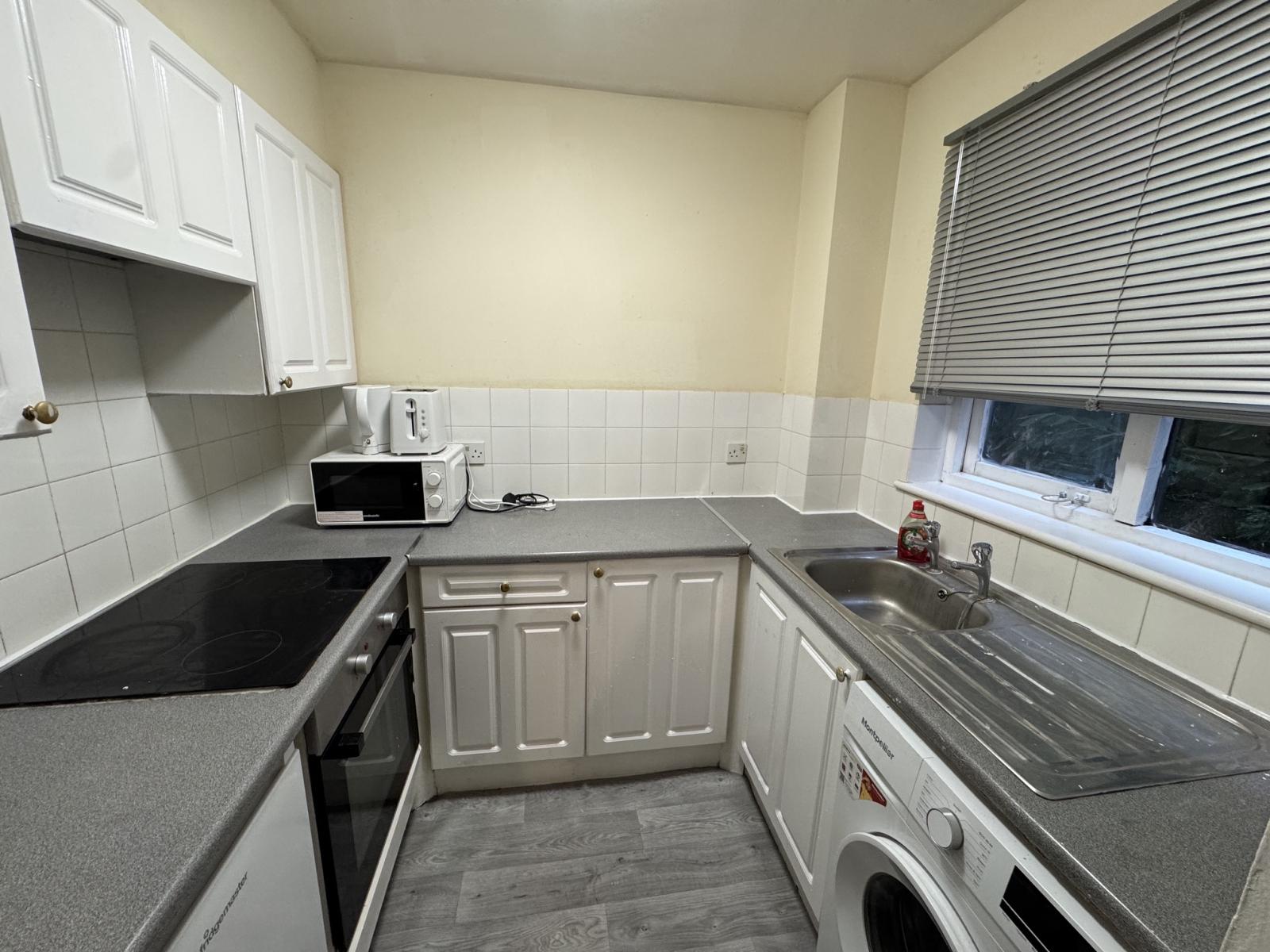 Flat Hickory Close in Greater London