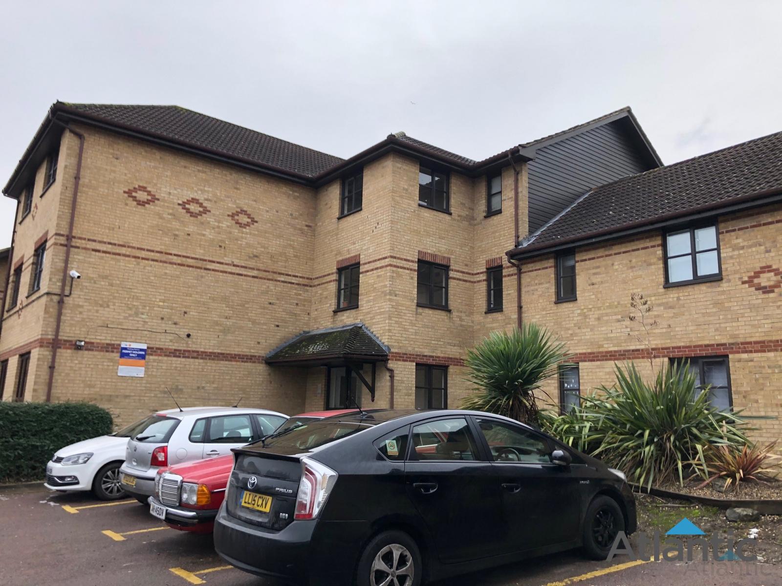 Flat Hickory Close in Greater London