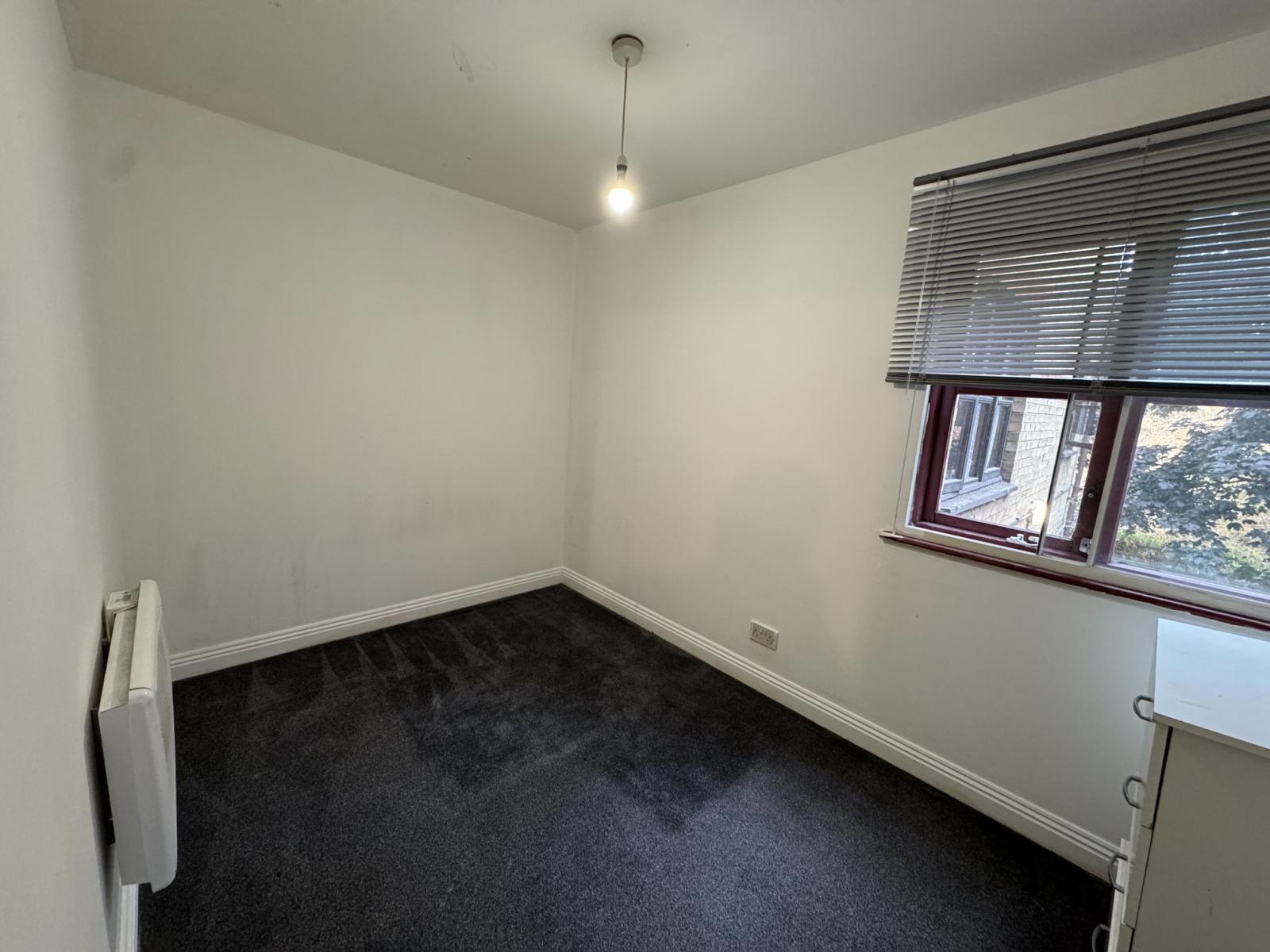 Flat Hickory Close in Greater London