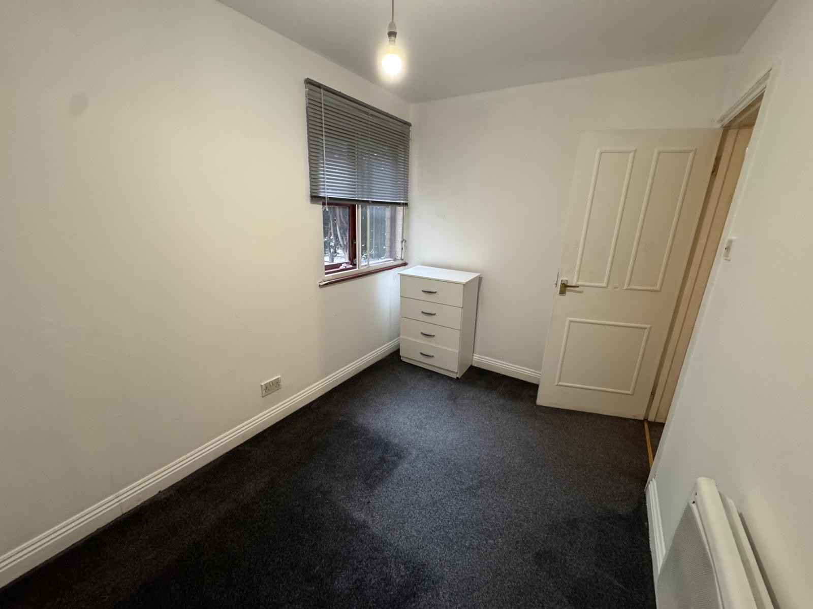 Flat Hickory Close in Greater London