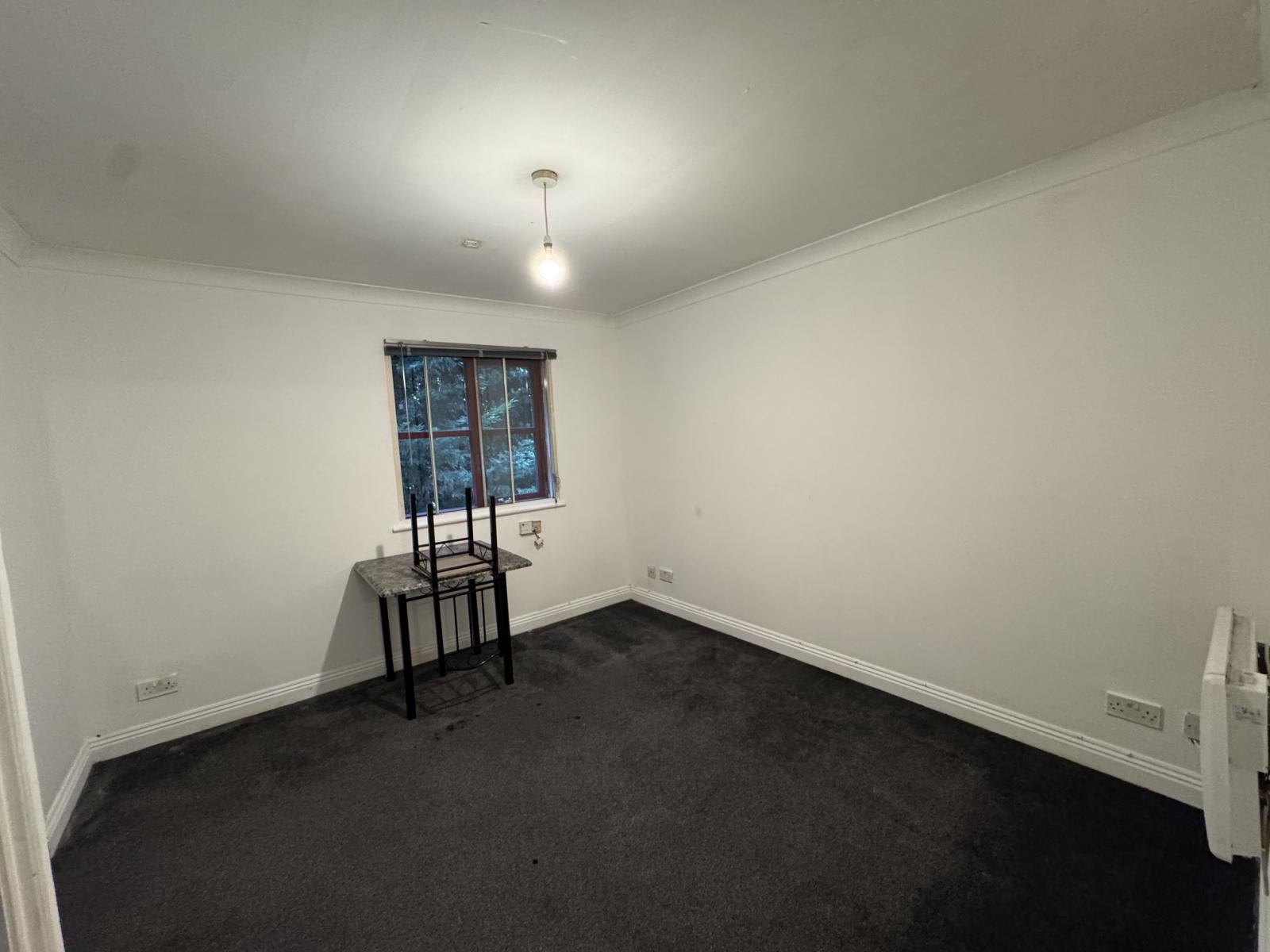 Flat Hickory Close in Greater London