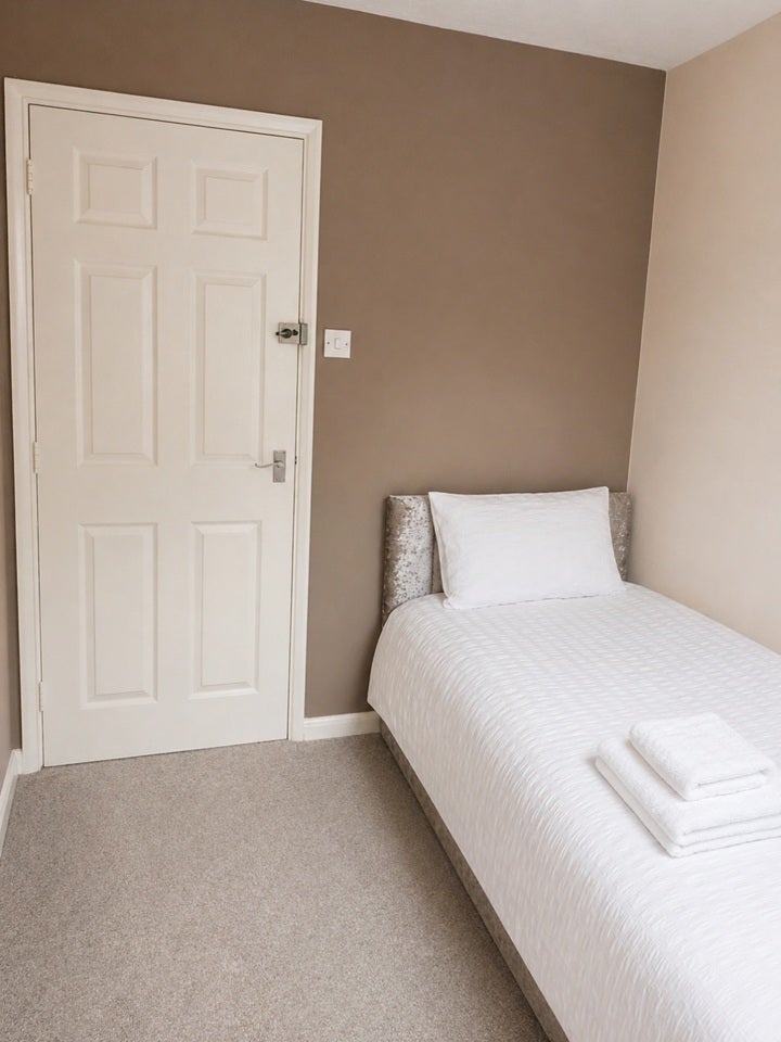 Room Admiralty Avenue in Greater London