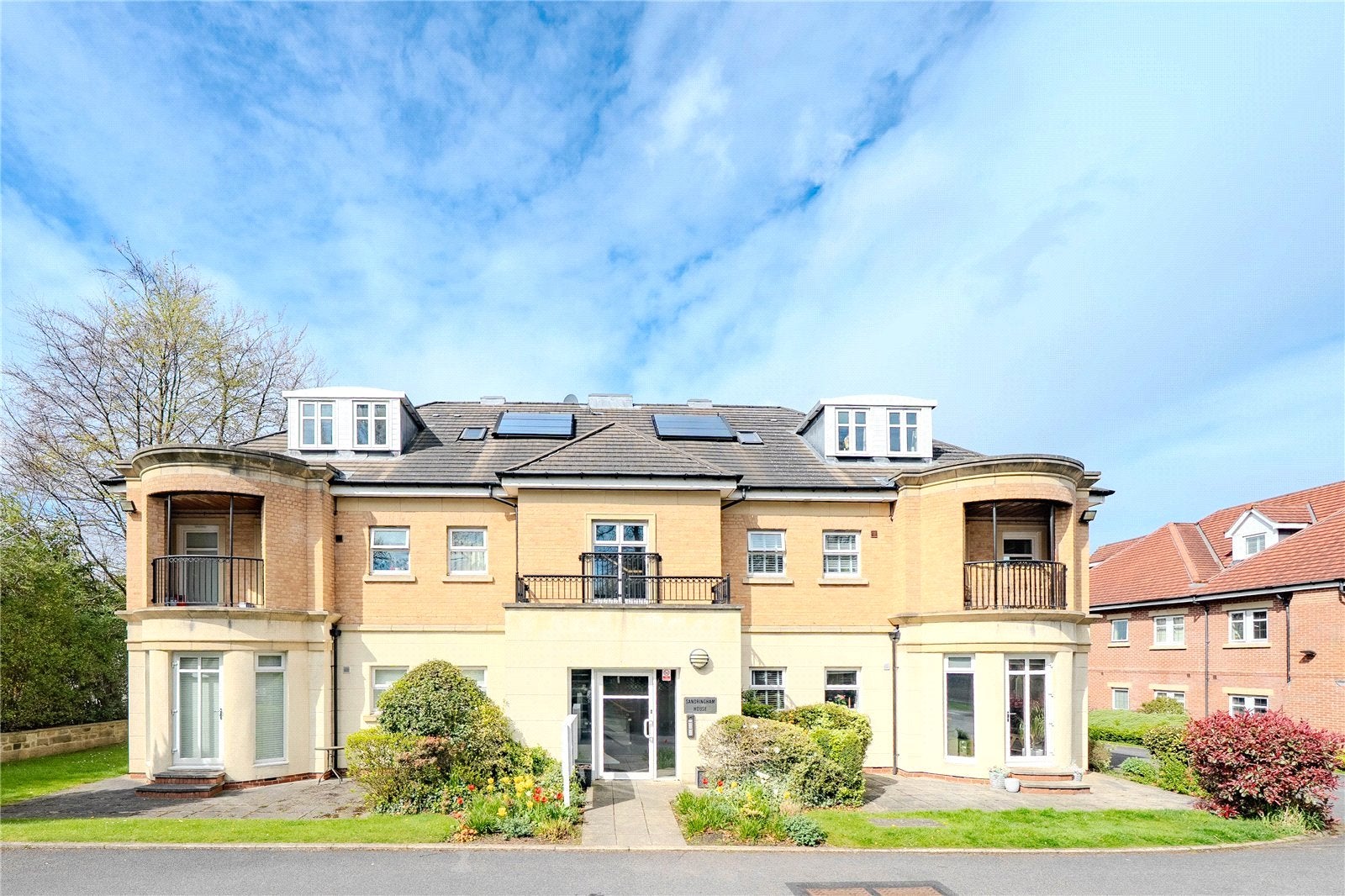 Flat Harrogate Road in Leeds
