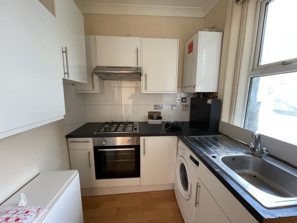 Flat Walm Lane in Greater London