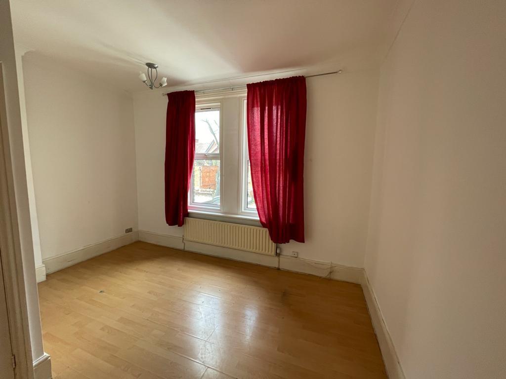 Flat Walm Lane in Greater London