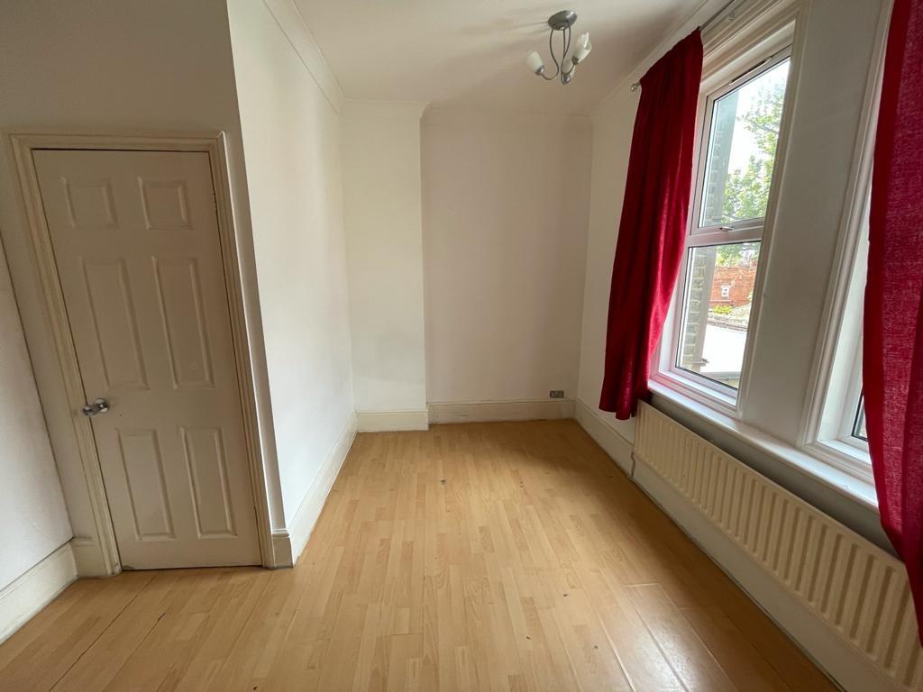 Flat Walm Lane in Greater London